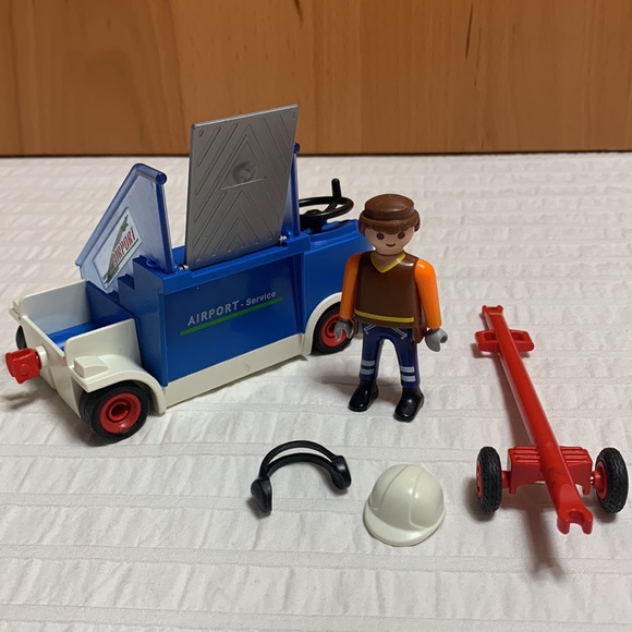 Passenger Boarding Stairs by Playmobil - Airport Service Crew - Picture 10 of 11